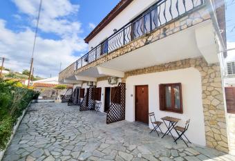 Mountains Retreat Rooms & Suites allows 18 year olds to book a room