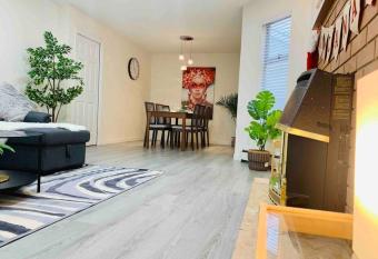 3BR Convinient Cozy Home Vancouver has Balcony rooms