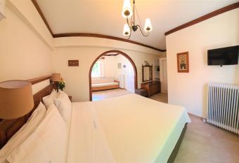 Kastro Hotel has rooms with a private hot tub