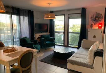 Rive Gauche - Marina - Port Frejus allows 18 year olds to book a room