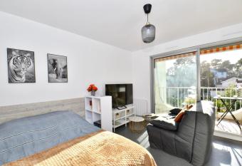 A La Plage et Au Soleil de St Palais sur Mer has Balcony rooms