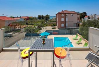 Beautiful apartments 2 min from beach & heated pool - AE1579 allows 18 year olds to book a room