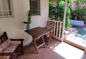 Appartement entier: chambre, cuisine + terrasse au calme sur jardin. has Balcony rooms