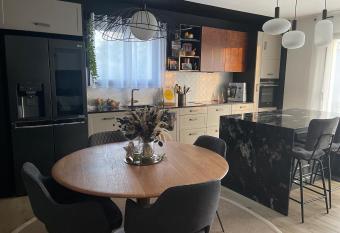 Chambre dans maison au calme entre Oc  an et Ville allows 18 year olds to book a room