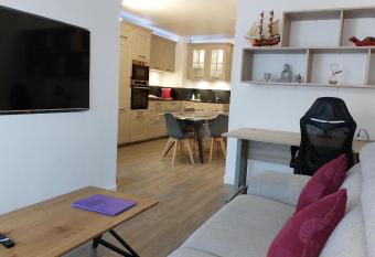 Superbe appartement cosy - Plage des minimes has Balcony rooms