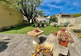 Bel appartement de 38 M2    10 mn de Montpellier et 15 mn de la mer avec jardin has Balcony rooms