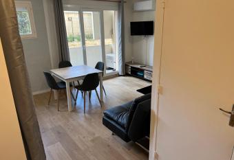 A Narbonne studio quartier Horte neuve allows 18 year olds to book a room