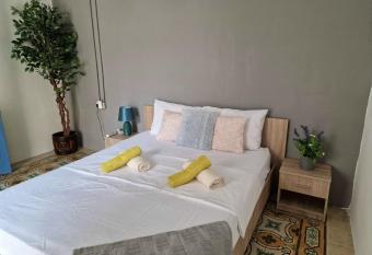 Central Properties - Spacious & Modern Studio Apartment in Gzira with Roof terrace and Private Balcony has Balcony rooms