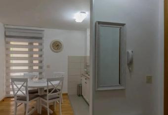 Vila Darija Lux has rooms with a private hot tub