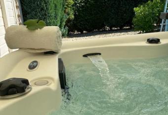 Romantisch boshuisje met jacuzzi allows 18 year olds to book a room