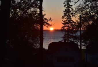 The Overlook at Lake Koshkonong - Lake Home Log Cabin allows 18 year olds to book a room