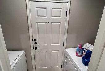 Amazing 3BR 2.5BA Home Jacuzzi 5mins to Airport has rooms with a private hot tub