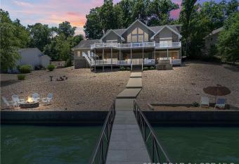 Amazing Vacation Home on the 56 MM, Dock, Water Toys, Fire Pit, 5 bedrooms/5 baths has rooms with a private hot tub