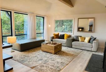 Contemporary 3bedroom / 2 bathroom house close to UO has Balcony rooms