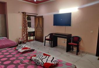 Sunita Sadan has rooms with a private hot tub