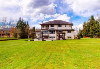 Beautiful 3-bedroom Suite on 1 Acre has Balcony rooms