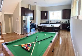 3BRM/3.5B House: Near Medical Center & NRG Stadium has rooms with a private hot tub