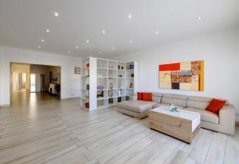 Stylish 3 Bedroom Holiday Apartment in St Julians allows 18 year olds to book a room