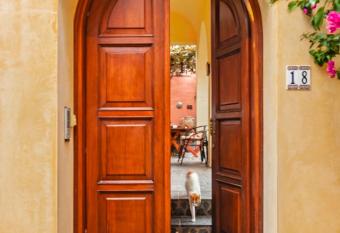 VILLA VICTORIA OLD TOWN allows 18 year olds to book a room