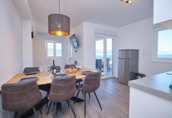 Queen s Lodge Mastrinka allows 18 year olds to book a room