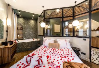 Labolla baln  o AIL has rooms with a private hot tub