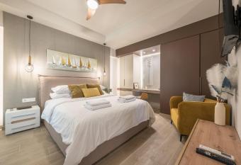 Unique And Renovated Flat In Piraeus has Balcony rooms