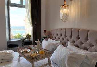 Residenza di Fedralia allows 18 year olds to book a room