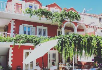 Villa Kipre 2 has Balcony rooms