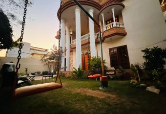 Rana Guesthouse - Gulshan e Iqbal Block-7 has Balcony rooms