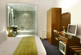 Arni Hotel Domotel has rooms with a private hot tub