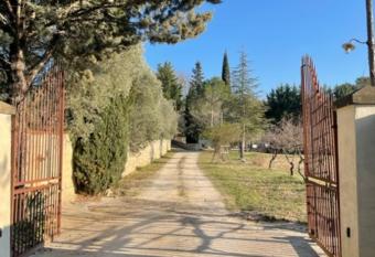 Havre de paix en campagne de Pernes-les-Fontaine allows 18 year olds to book a room