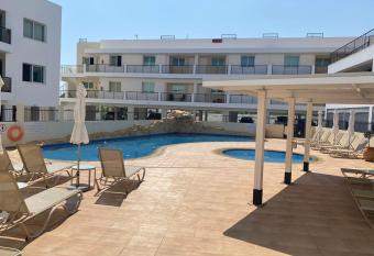 Chromata Lagoon Ap. C4 allows 18 year olds to book a room