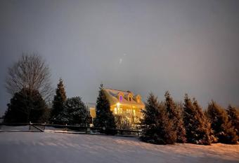 Asheville 5BR/4.5BATH Mountain View Pool Villa has rooms with a private hot tub