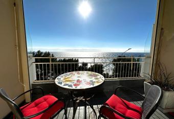 Suite Fronte mare con terrazzo - 2 persone allows 18 year olds to book a room