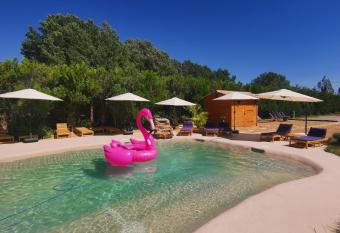 Mas des Iscles Mallemort has Balcony rooms