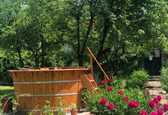 Casa la Raisa has Balcony rooms