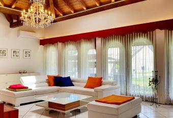 Luxuri  se Villa Romantica has rooms with a private hot tub