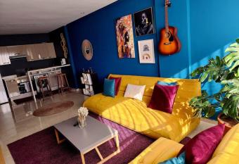 Confortable &   l  gant/Piscine/Gare oasis allows 18 year olds to book a room