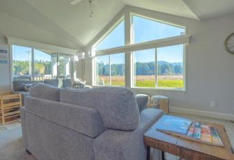 Redwood Retreat has Balcony rooms