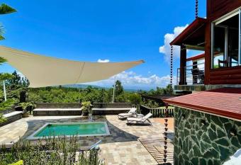 Fascinante rancho (personal de servicio incluido) allows 18 year olds to book a room