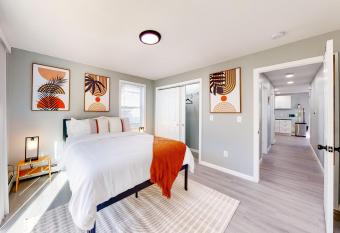 Five75 Lux PROV - Mins Away From Federal Hill has Balcony rooms