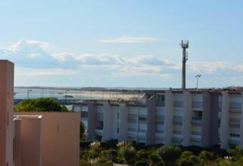 Superbe appartement, acc  s plage direct has Balcony rooms