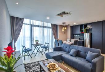 Comfy 2-bedroom with large balcony by Shamori Home near The Curve, One Utama, IKEA Damansara allows 18 year olds to book a room