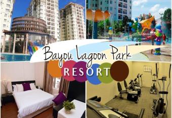 Duluxe Studio Bayou Waterpark with Private Jacuzzi and Free Tickets has Balcony rooms