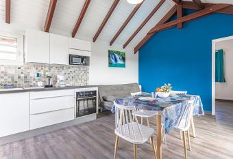 LES SAINTES SAINTE-ANNE allows 18 year olds to book a room