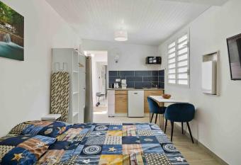 Charmant studio au c  ur du Lamentin has rooms with a private hot tub