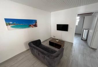 Charmant T3 au c  ur du Lamentin has rooms with a private hot tub