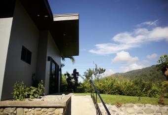 Jungle Home with King Beds -5 Minutes from the Beach has Balcony rooms