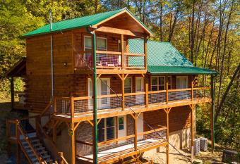 Luxurious Family Friendly Cabin Near Sevierville has Balcony rooms
