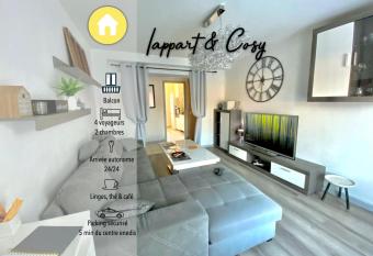 Le cafe charmant, appartement dans immeuble avec parking barriere, balcon has Balcony rooms